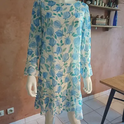 Belle robe blanche à motif bleu 38/40 Floria